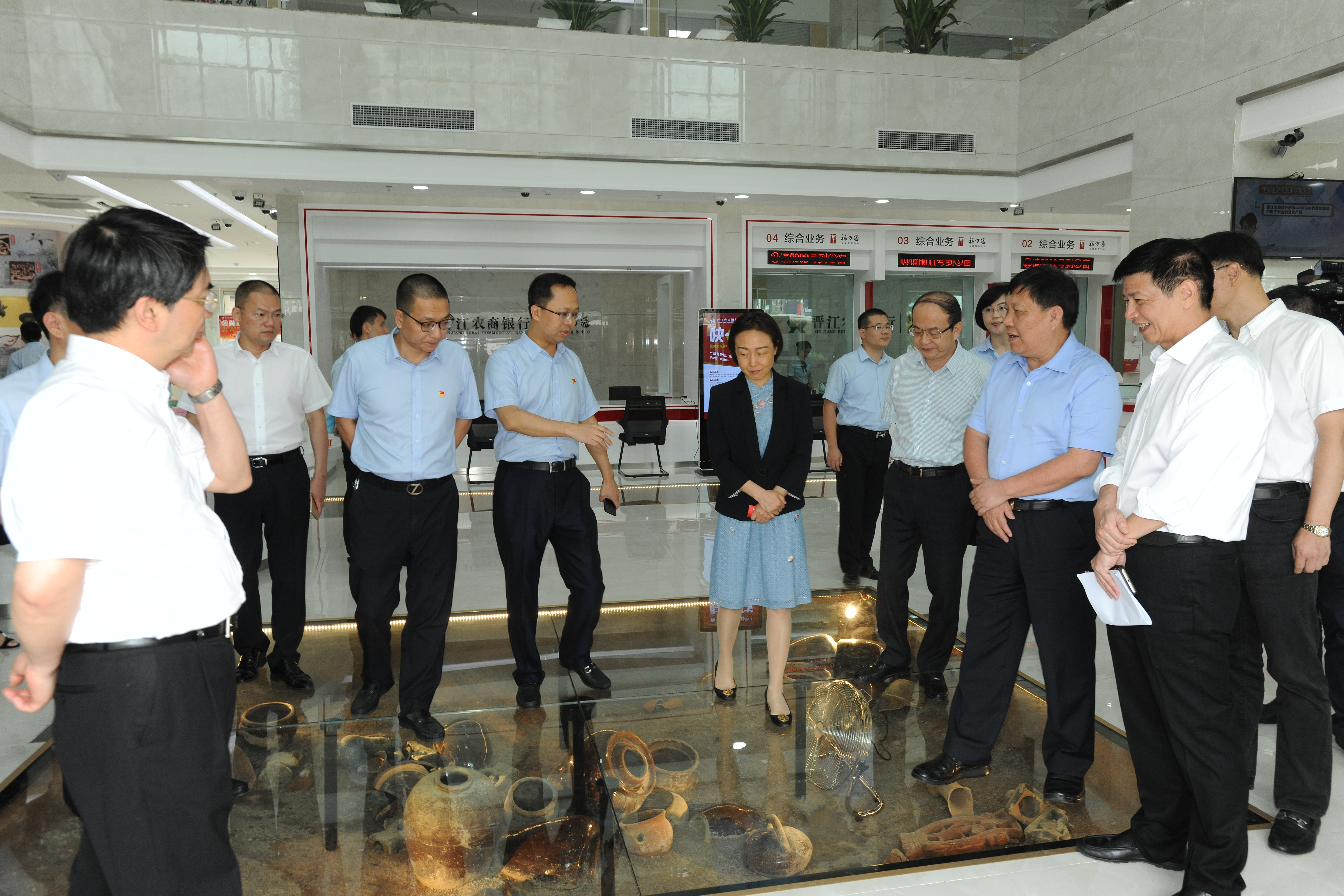 1563348872503842.jpg 057 省政府副省长郭宁宁一行莅临晋江农商银行视察指导工作3.jpg
