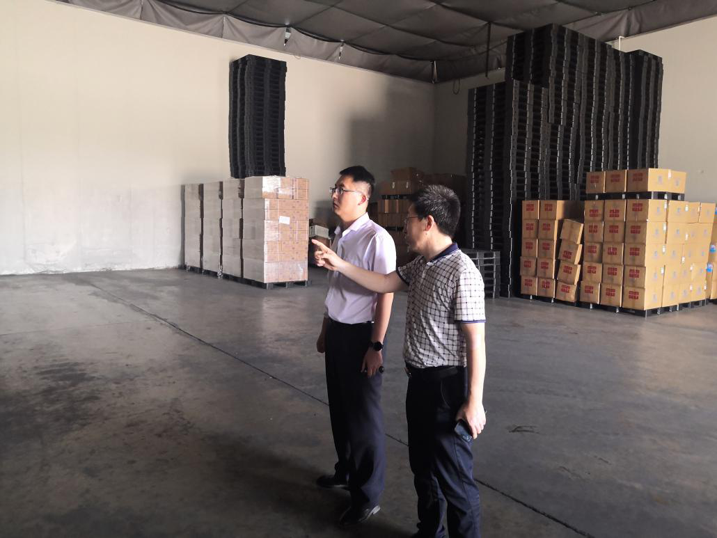 图:光大银行客户经理到企业调研