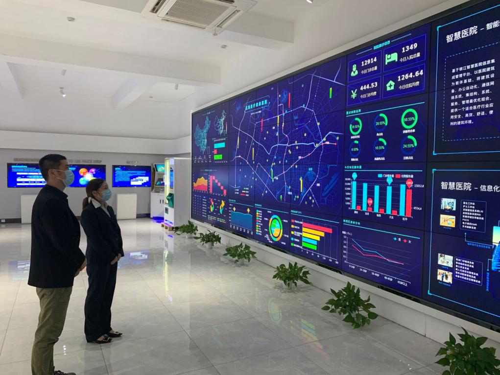 图:光大银行客户经理到企业调研