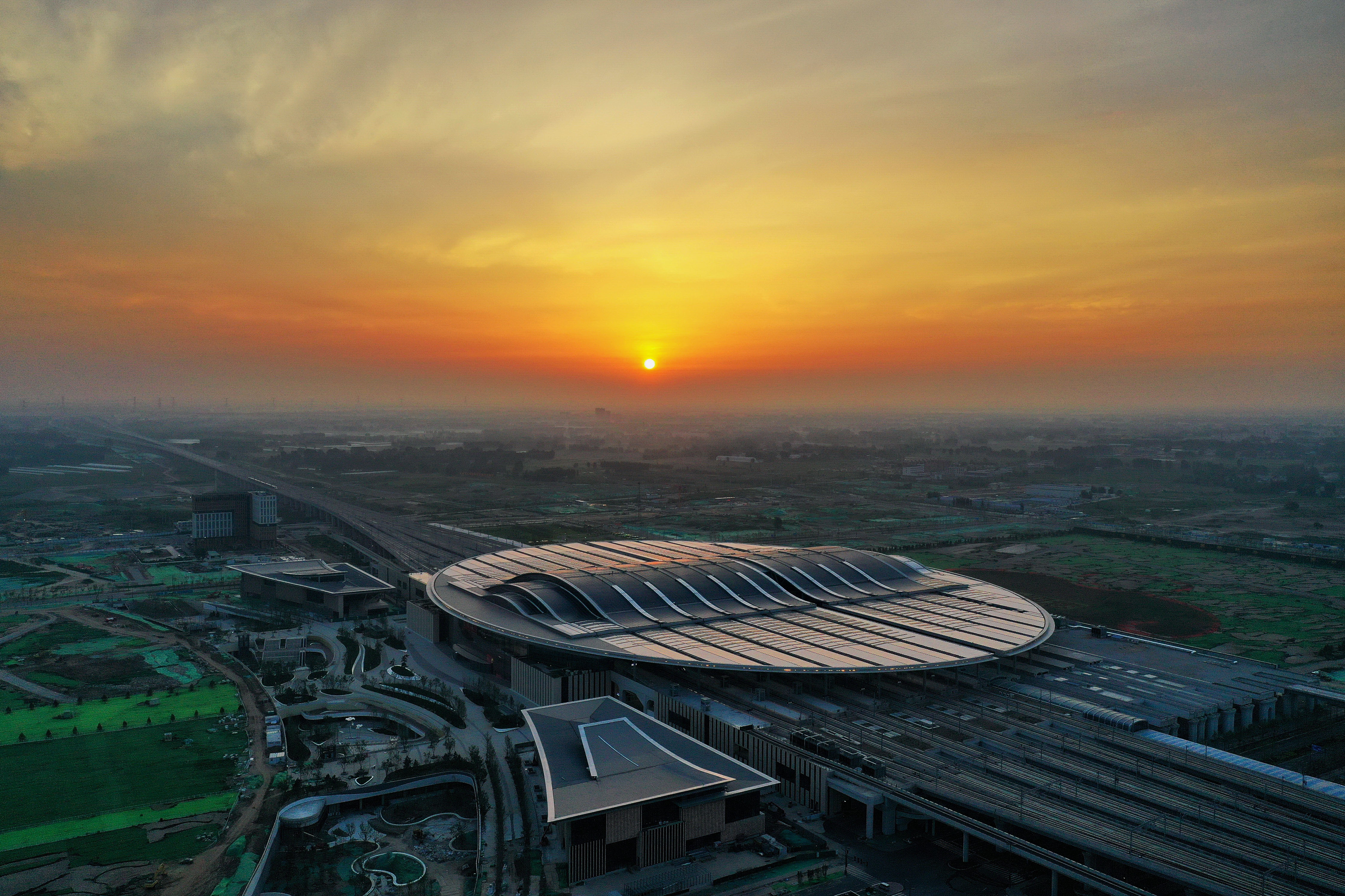 1638520187443410.jpg 这是京雄城际铁路雄安站(2021年7月1日摄,无人机照片)。新华社记者 牟宇 摄.JPG