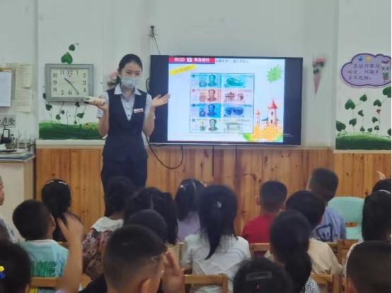 点击看大图 消保在行动“守护”幸福家 青岛银行开展“金融知识普及月 金融知识进万家”系列宣传活动