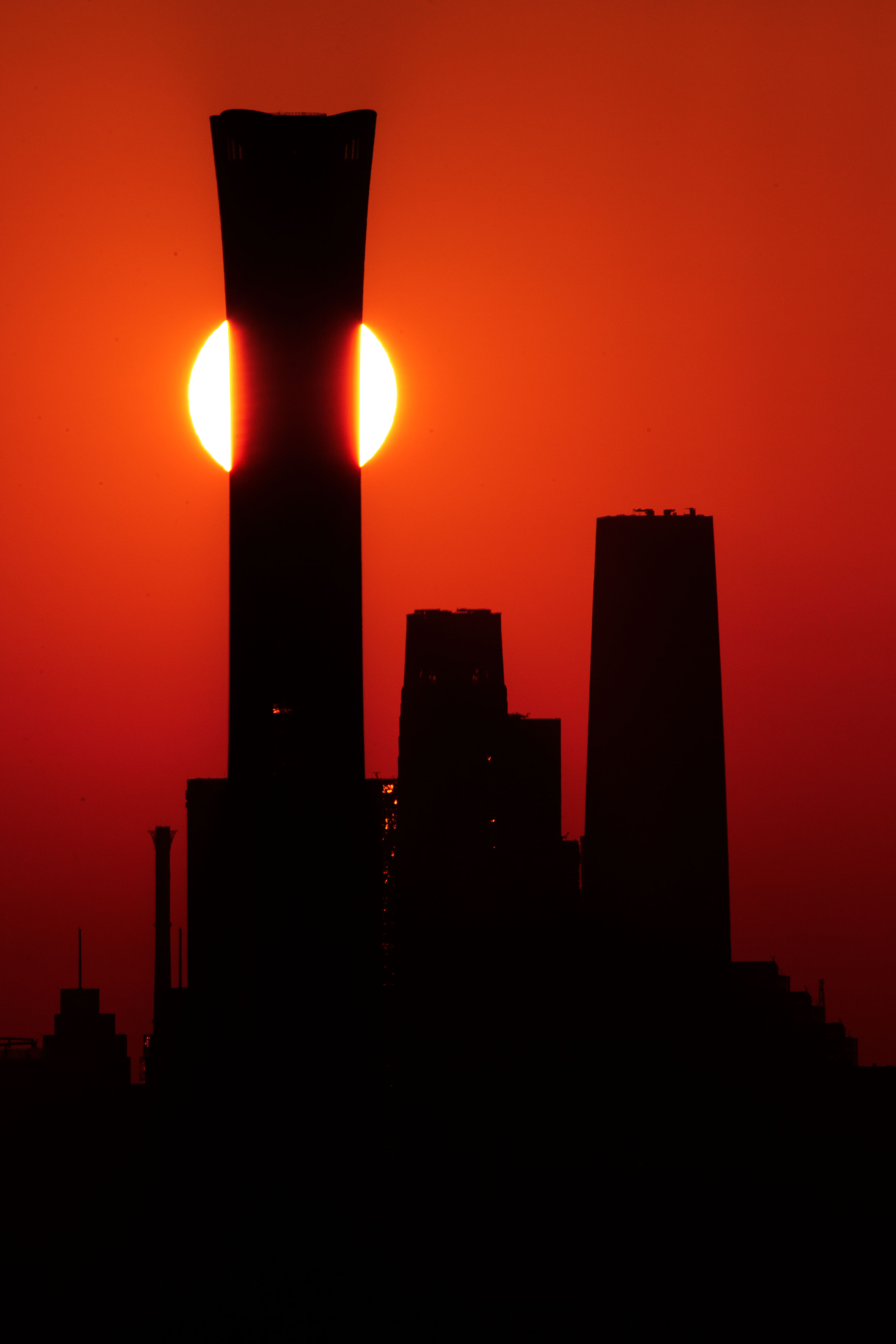 1727141873906520.jpg 1-6-2024年3月8日办公室拍摄中国尊日出-6-2.jpg