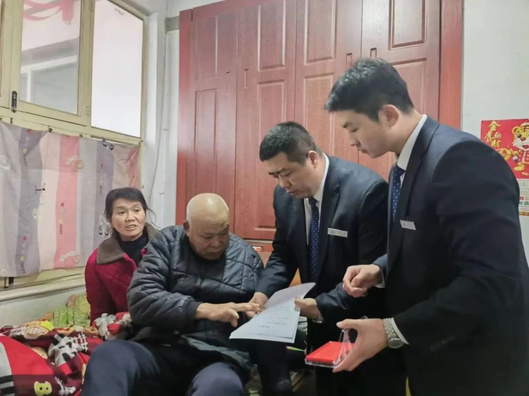 1741827617200429.jpg 上门为身体不便老人办理社保卡业务.jpg